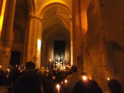 Il transmet ensuite sa lumière aux cierges des fidèles.